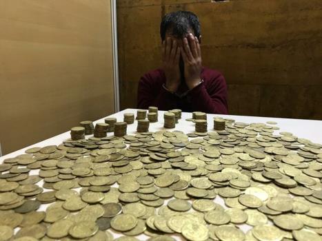 کشف سکه های تاریخی اصلی و جعلی در ورامین