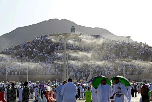 دعای عرفه در گرمای سوزان عربستان به علاوه عکس