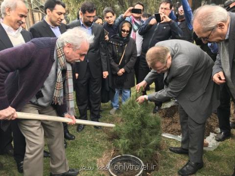 برگزاری غرس درخت فرهنگ و هنر در خانه هنرمندان
