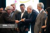 ظریف نشان نوروز را به محمد میرشكرایی اهدا كرد، تشویق چند باره ظریف توسط حاضران